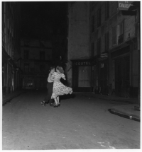 1949, La dernière valse du 14 juillet, © Atelier Robert Doisneau